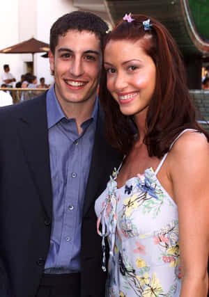 Captivating Glance: Shannon Elizabeth Smiles Alluringly Wallpaper