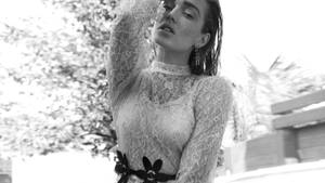 Captivating Monochromatic Portrait Of Actress Caity Lotz Wallpaper