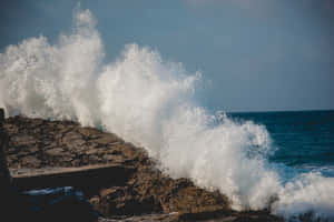 Captivating Ocean Tides In Full Glory Wallpaper