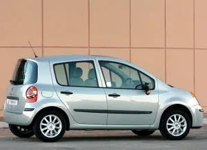 [captivating] Renault Modus In Urban Environment Wallpaper