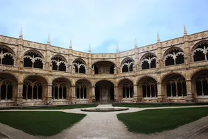 Captivating View Of Mosteiro Dos Jeronimos Courtyard Wallpaper