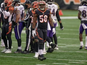Carl Lawson With Teammates Wallpaper