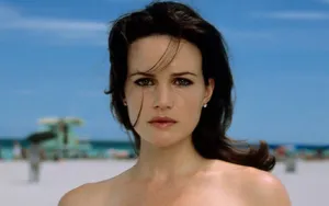 Carla Gugino At The Beach Wallpaper