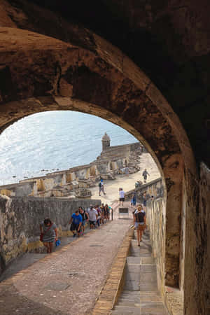 Castillo San Felipe Del Morro Tourists Walking Wallpaper