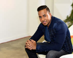 Casual Portrait Romeo Santos Wallpaper