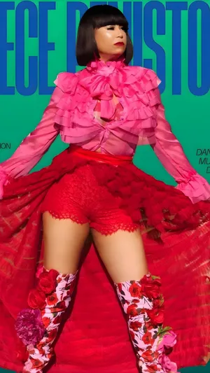 Cece Peniston Bold Fashion Wallpaper