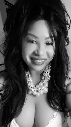 Cece Peniston Glamorous Portrait Wallpaper