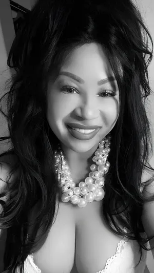 Cece Peniston Glamorous Portrait Wallpaper