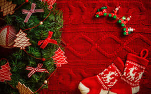 Celebrate The Christmas Season With Traditional Red And Green Colors. Wallpaper