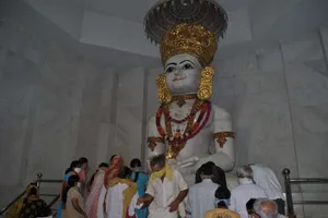 Celebrating The Avant-garde With Dadaism Wallpaper