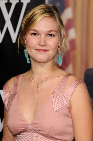 Celebrity Actress Julia Stiles Wallpaper