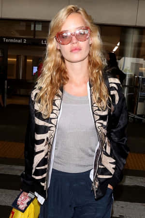 Celebrity Airport Fashion Style Wallpaper