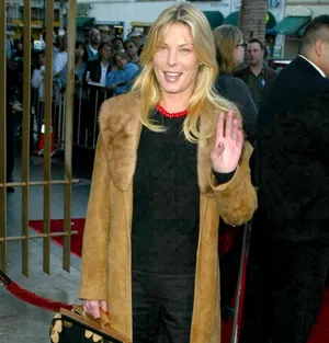 Celebrity Wavingat Event Wallpaper