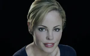 Chandra West Smiling Radiantly In A Stunning Photoshoot Wallpaper