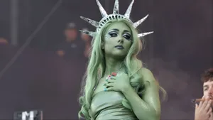 Chappell Roan Statue Of Liberty Wallpaper