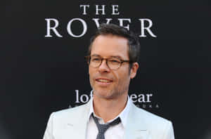 Charismatic Guy Pearce Posing For A Shoot Wallpaper