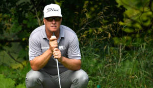 Charley Hoffman In Squatting Position Wallpaper