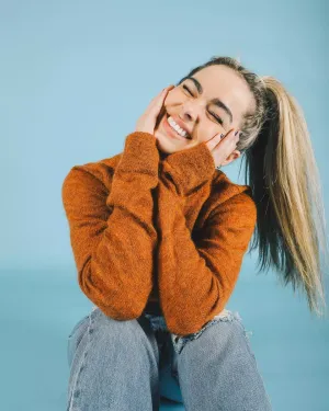 Charli And Addison Half In Sweatshirt Wallpaper