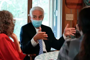 Charlie Crist Wearing A Mask Wallpaper