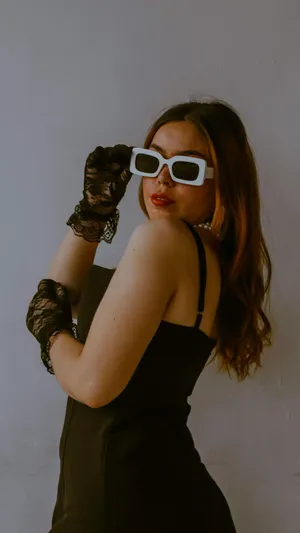 Chic_ Girl_in_ Black_with_ White_ Sunglasses Wallpaper