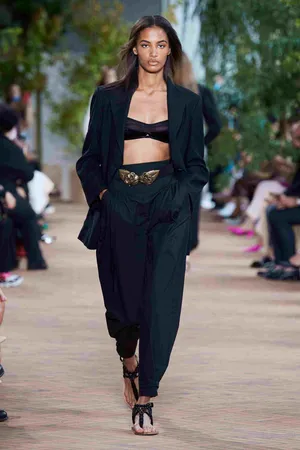 Chic Minimalist Fashion Ensemble Wallpaper