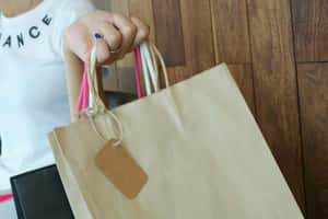 Chic Shopping Bag Heldby Woman Wallpaper