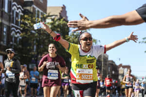 Chicago Marathon High Five Wallpaper