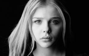 Chloë Grace Moretz Black And White Wallpaper