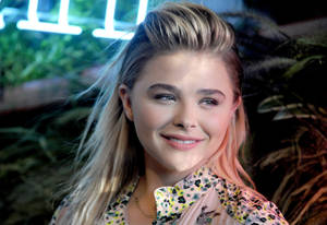 Chloë Grace Moretz With Hair Up Wallpaper