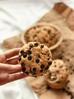 Chocolate Chip Cookie Heldin Hand Wallpaper