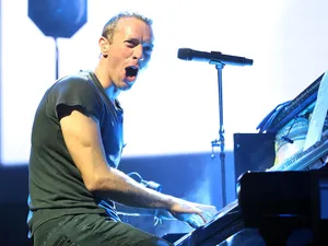 Chris Martin Glastonbury Festival Wallpaper