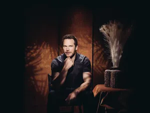 Chris Pratt In Vintage Setting Wallpaper
