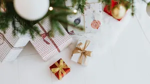 Christmas Bow Gift Wrapping Wallpaper