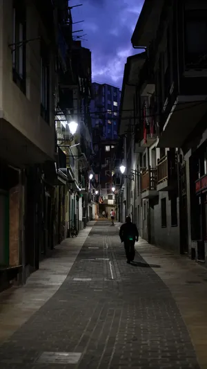 City Night Silhouette Walk Wallpaper