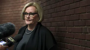 Claire Mccaskill Cornered By Press Wallpaper
