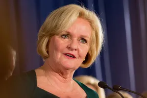 Claire Mccaskill Dazzles In Teal Dress Wallpaper