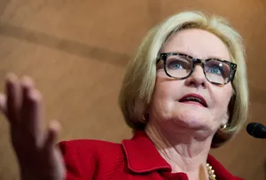 Claire Mccaskill Explaining To Press Wallpaper