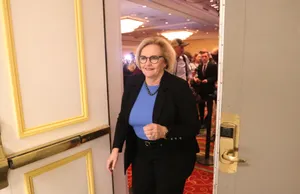 Claire Mccaskill Leaving The Room Wallpaper