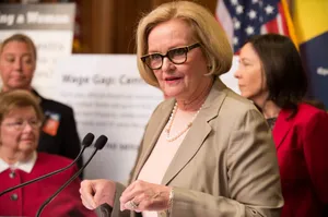 Claire Mccaskill Posing With Fellow Women Politicians Wallpaper