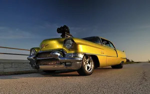 Classic 2000 Cadillac Deville In Sunshine Wallpaper