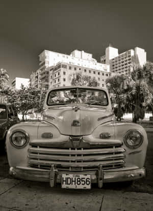 Classic Elegance In Monochrome: Black And White Vintage Car Wallpaper