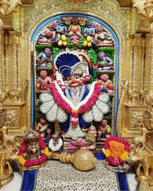 Classic Imagery Of The Surrealism Of Dadaism. Wallpaper