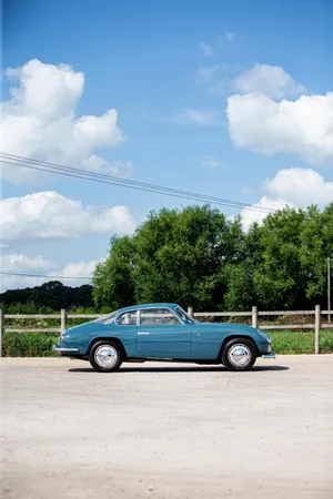 Classic Lancia Flaminia Coupe Outdoors Wallpaper