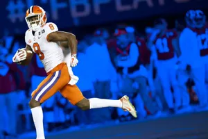 Clemson Player Justyn Ross In Action Wallpaper