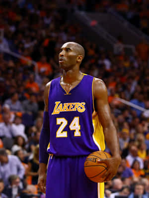 Clutch Kobe Bryant Leading The Lakers To Victory Wallpaper