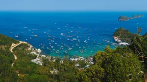 Coast Of Vietnam's Halong Bay Wallpaper