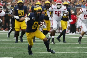 College Football Player Action Run Wallpaper