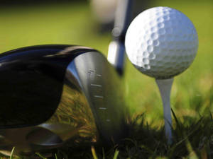 Concentrating On The Shot Golfing Desktop Wallpaper