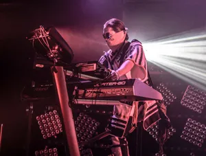 Concert Keyboardistin Action Wallpaper