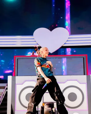 Concert Performancewith Heart Backdrop Wallpaper